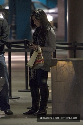 Demz (10) - Demi - January 30 - Shopping at Sherman Oaks Galleria