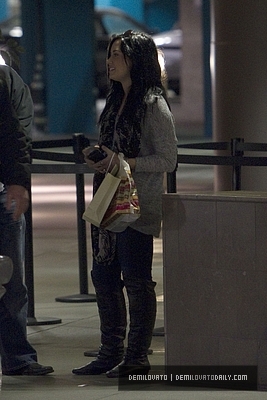 Demz (12) - Demi - January 30 - Shopping at Sherman Oaks Galleria