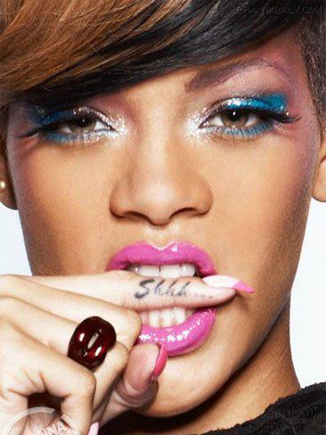 166938_268825506503146_196000137119017_824493_669707913_n - Rihanna