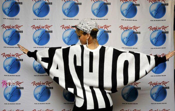 374319_272882436097453_196000137119017_834354_2014646695_n - Rihanna