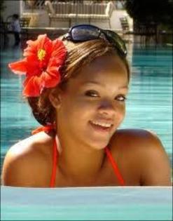 380929_272166582835705_196000137119017_831979_894514812_n - Rihanna