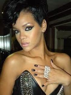 385153_277213078997722_196000137119017_844695_1682749442_n - Rihanna