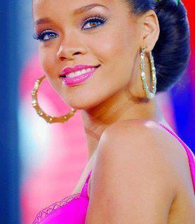 385870_272715559447474_196000137119017_833881_2013709594_n - Rihanna