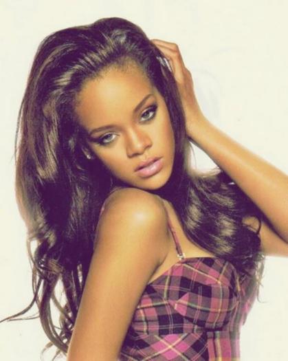 386390_275938059125224_196000137119017_841362_921179632_n - Rihanna