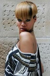 390368_263917773660586_196000137119017_807797_1112785079_n - Rihanna