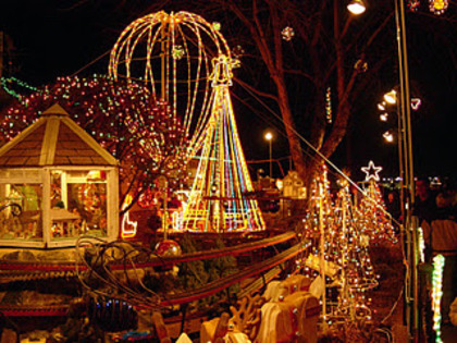 Christmas_Wallpaper_Tree_Lights_Town1 - Craciun fericit tuturor
