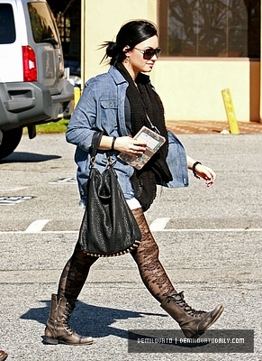 Demi (10) - Demi - January 31 - Heads to a treatment center in Santa Monica CA