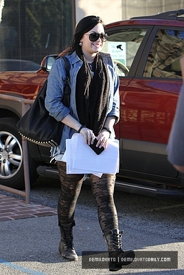 Demi (17) - Demi - January 31 - Heads to a treatment center in Santa Monica CA
