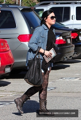 Demi (21) - Demi - January 31 - Heads to a treatment center in Santa Monica CA