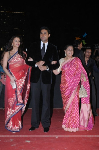 41733-abhishek-bachchan-with-wife-aishwarya-rai-and-mother-jaya