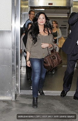 Demitzu - Demi - April 17 - Arrives at LAX Airport