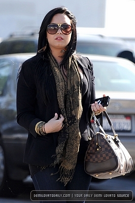 Demitzu (20) - Demi - April 21 - Visits the Nine Zero One salon and shops at Urban Outfitters in Studio City CA