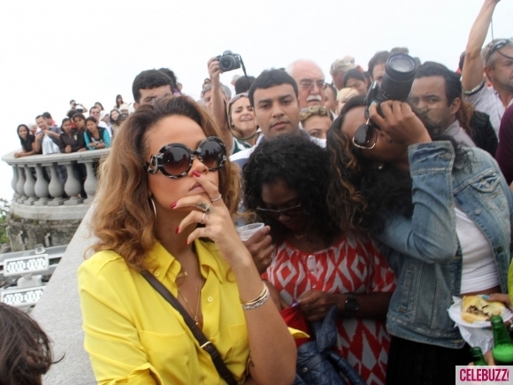Tourist_Rihanna_in_awe_as_she_visits_Rio_de_Janeiros_famous_Christ_statue-2-580x435