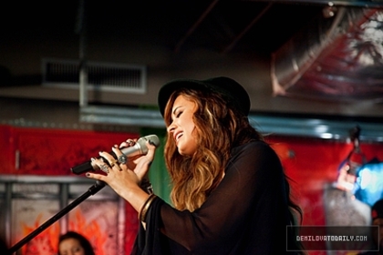 Demitzu (4) - Demi - September 20 - Vh1 Top 20 Live