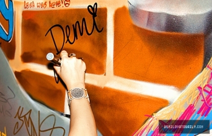 Demitzu (19) - Demi - September 20 - Vh1 Top 20 Live