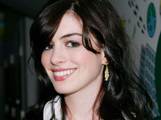 anne-hathaway-477583l-poza