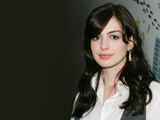 anne-hathaway-648927l-poza