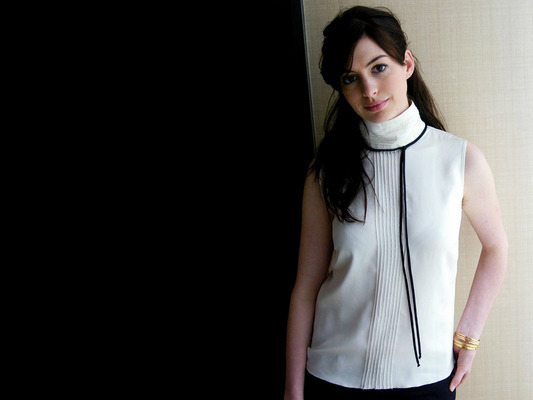 anne-hathaway-783665l-poza