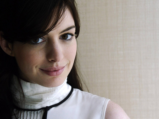 anne-hathaway-818787l-poza