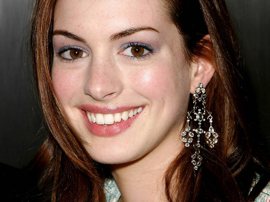 anne-hathaway-859665l-poza