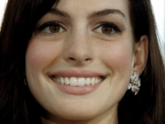 anne-hathaway-955004l-poza - anne hathaway