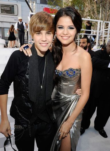 Selena-Justin-selena-and-justin-20948662-512-700 - 00SelJust00