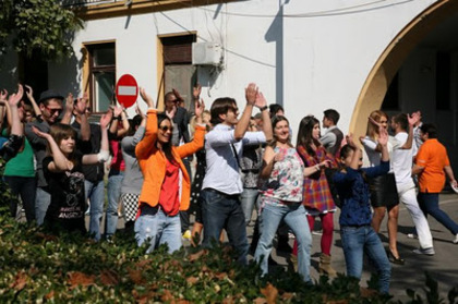tinerii-din-ldquo-lala-band-rdquo-dau-startul-distractiei-cu-flashmob-ul-din-ldquo-pariu-cu-viata-rd