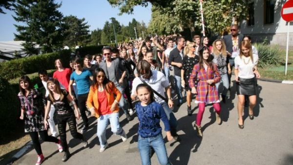 tinerii-din-ldquo-lala-band-rdquo-dau-startul-distractiei-cu-flashmob-ul-din-ldquo-pariu-cu-viata-rd
