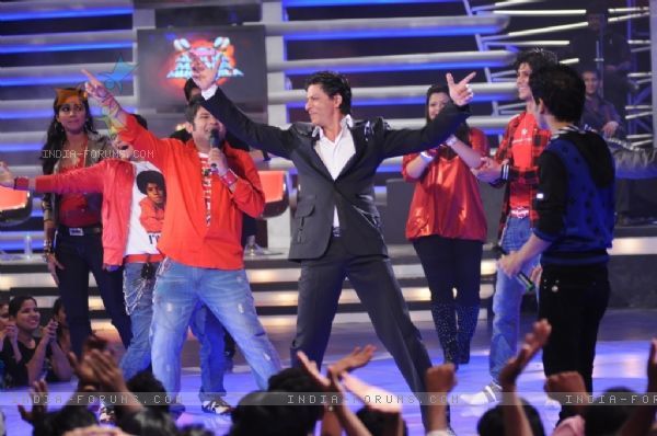 41682-king-khan-shaking-a-leg-with-the-contestants-of-music-ka-mahamuq