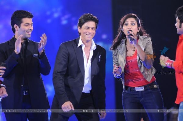 41683-sharukh-khan-karan-johar-cheering-for-shreya-ghoshal-at-music-ka