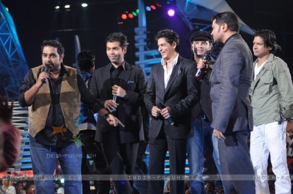 41685-sharukh-khan-and-karan-johar-cheering-the-captains-of-music-ka-m