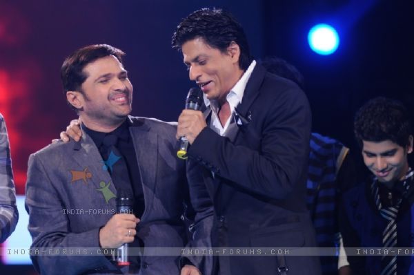 41688-shahrukh-khan-sharing-a-joke-with-himmesh-at-music-ka-maha-muqqa
