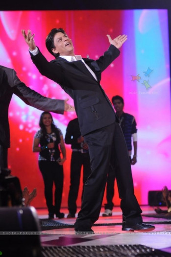 41696-sharukh-khan-doing-ddlj-act-at-music-ka-maha-muqqabla