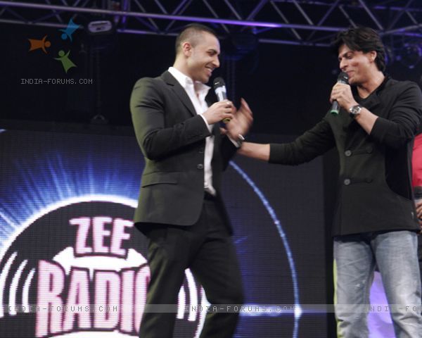 149021-jay-sean-and-shahrukh-khan-shares-the-stage-launch-of-zee-radio