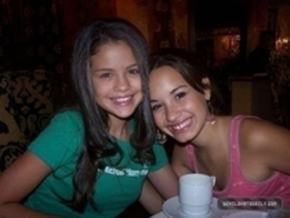 la 14 ani cu demi - Selena gomez mica