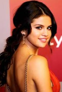 la 18 ani - Selena gomez mica