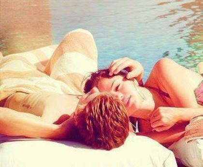 388655_190880117668689_130262397063795_402924_306742998_n - selena gomez