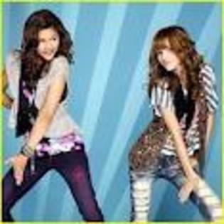  - Bella Thorne si Zendaya Coleman