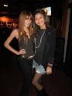  - Bella Thorne si Zendaya Coleman