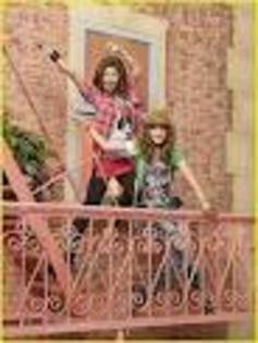  - Bella Thorne si Zendaya Coleman