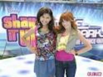  - Bella Thorne si Zendaya Coleman