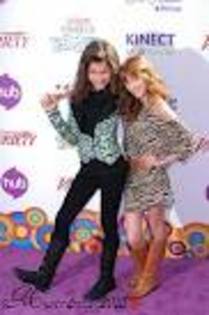  - Bella Thorne si Zendaya Coleman