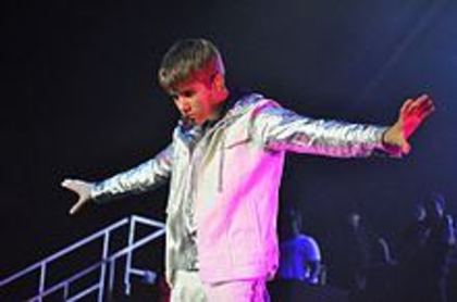 220px-Justin_Bieber_2011_2 - Justin Bieber