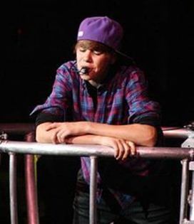 220px-Justin_Bieber_in_concert_crop - Justin Bieber