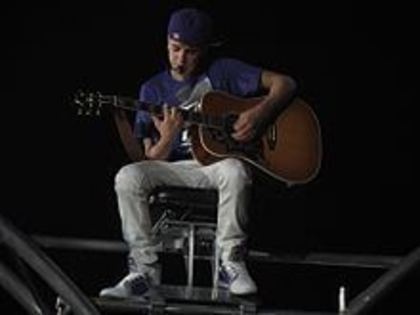 220px-Justin_Bieber_Hallenstadion_Zurich_Switzerland - Justin Bieber