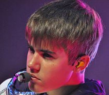 220px-Justin_Bieber_2011 - Justin Bieber