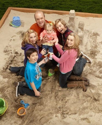 26202_377610424247_166088924247_3479499_158333_n - Good Luck Charlie