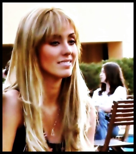 Mia (24)