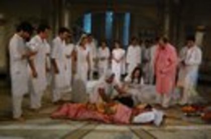 [Mama Sarei,impreuna cu surorile sale plangeau]