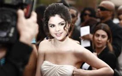 13 - Selena Gomez renunta temporar la muzica